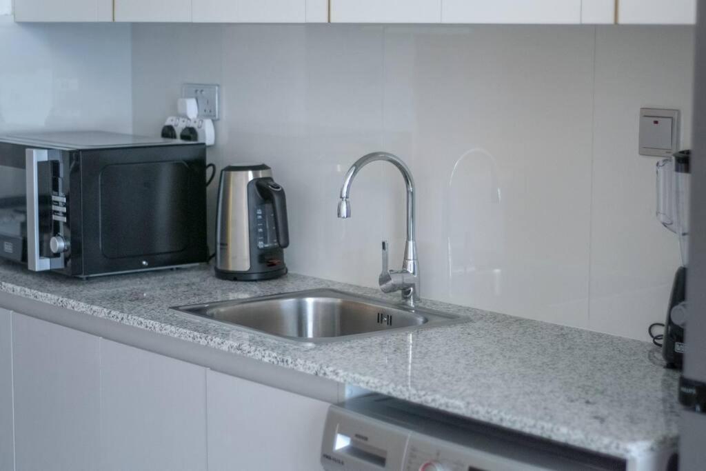 Lively Pop Apartment On The Business Bay Canal Dubai Dış mekan fotoğraf